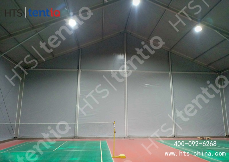 篷房結(jié)構(gòu)做羽毛球館具有很多獨(dú)特優(yōu)勢，如今被廣泛使用