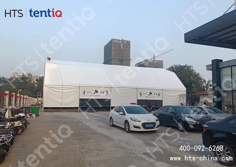 篷房結(jié)構(gòu)做羽毛球館具有很多獨(dú)特優(yōu)勢，如今被廣泛使用