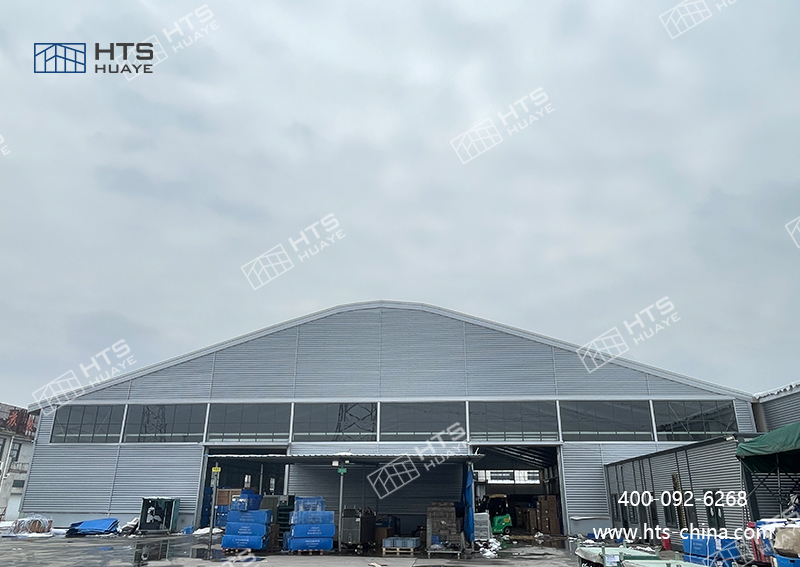 這是一家專注于大跨度抗臺(tái)風(fēng)倉(cāng)儲(chǔ)篷房生產(chǎn)的專業(yè)工廠